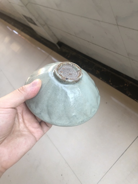 古玩陶瓷龍泉青瓷刻仰蓮紋碗真品鑒賞圖