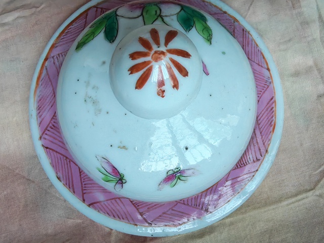 古玩陶瓷粉彩洞石花卉紋蓋罐真品鑒賞圖