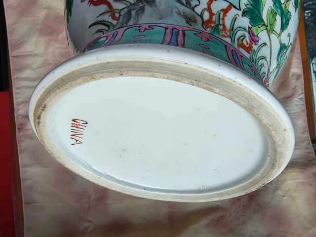 古玩陶瓷粉彩洞石花卉紋蓋罐真品鑒賞圖