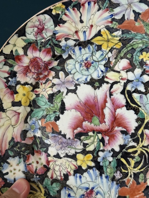 古玩陶瓷粉彩墨地百花不落地賞盤真品鑒賞圖