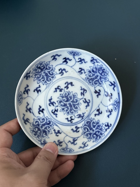 古玩陶瓷花卉紋青花盤真品鑒賞圖