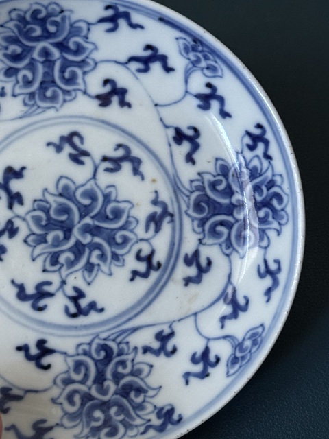 古玩陶瓷花卉紋青花盤真品鑒賞圖
