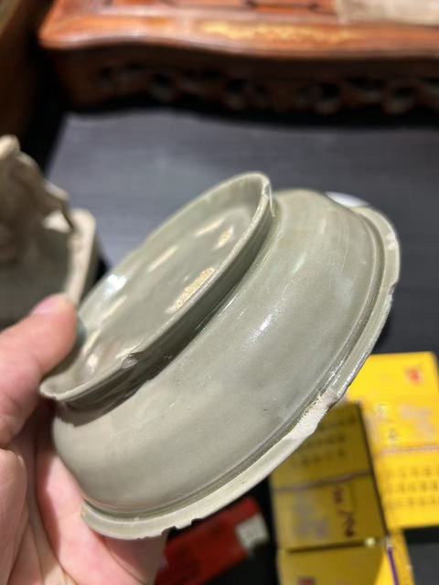 古玩陶瓷越窯青瓷折沿洗真品鑒賞圖