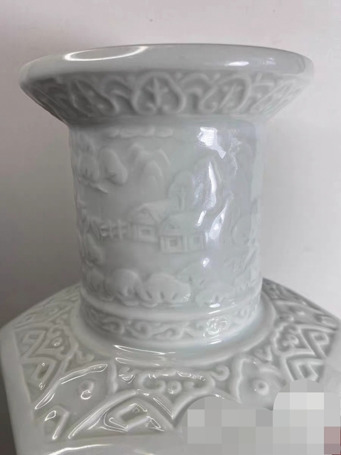古玩陶瓷白釉鏤雕人物花卉紋六方瓶真品鑒賞圖