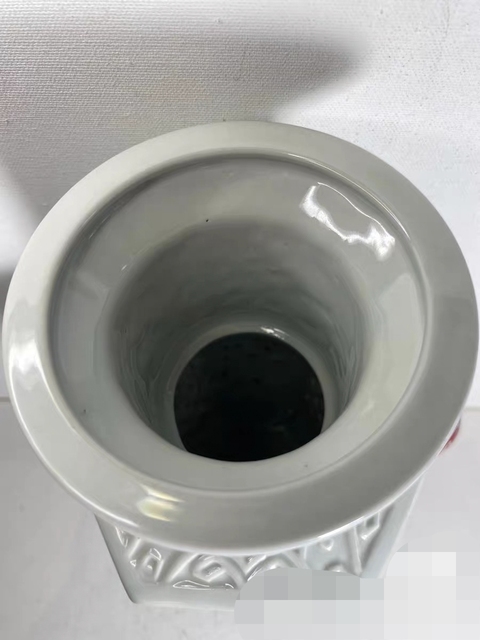 古玩陶瓷白釉鏤雕人物花卉紋六方瓶真品鑒賞圖