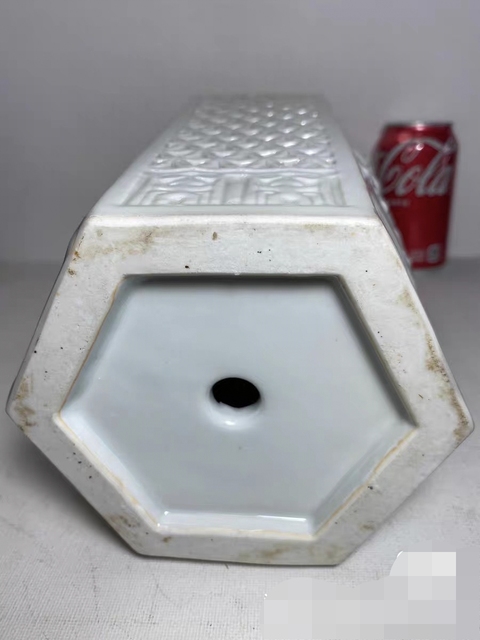 古玩陶瓷白釉鏤雕人物花卉紋六方瓶真品鑒賞圖