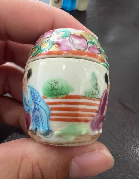 古玩陶瓷廣彩人物嬰戲紋鼓釘小蓋缸真品鑒賞圖