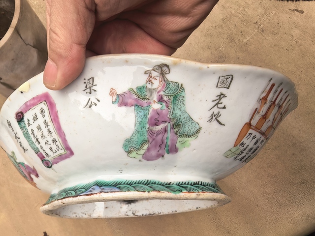古玩陶瓷粉彩無雙普人物海棠貢碗真品鑒賞圖