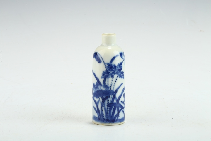 古玩陶瓷清晚·青花蓮花紋鼻煙壺真品鑒賞圖