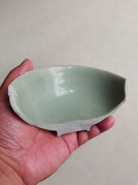 古玩陶瓷龍泉青瓷刻仰蓮紋碗拍賣，當前價格0元