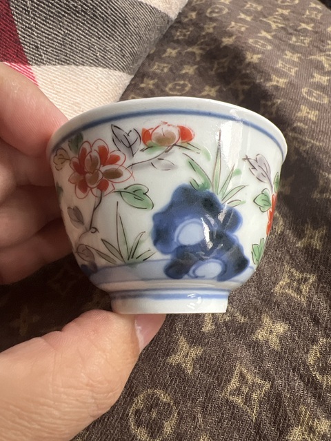 古玩陶瓷日本明治青花五彩花卉紋杯真品鑒賞圖