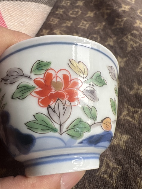 古玩陶瓷日本明治青花五彩花卉紋杯真品鑒賞圖