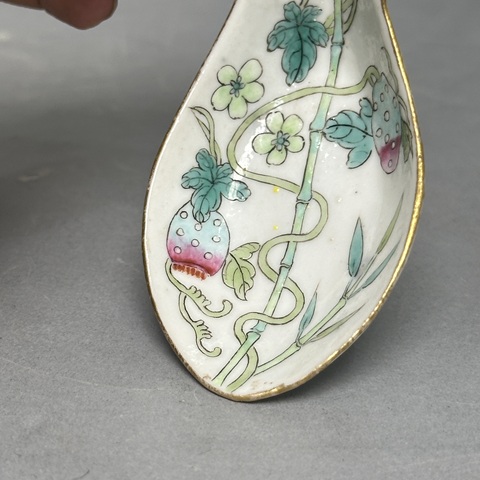 古玩陶瓷竹蝶癩瓜紋粉彩湯勺真品鑒賞圖