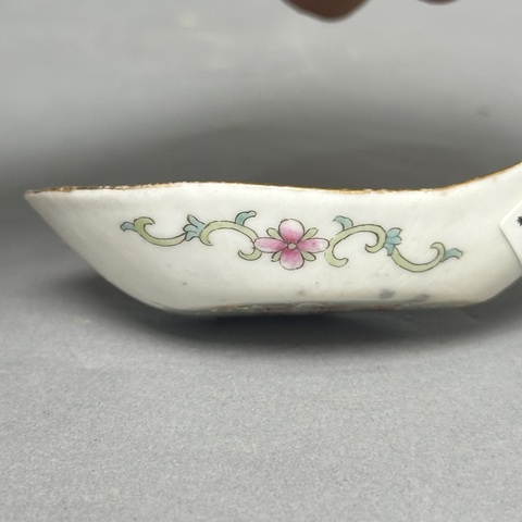 古玩陶瓷竹蝶癩瓜紋粉彩湯勺真品鑒賞圖