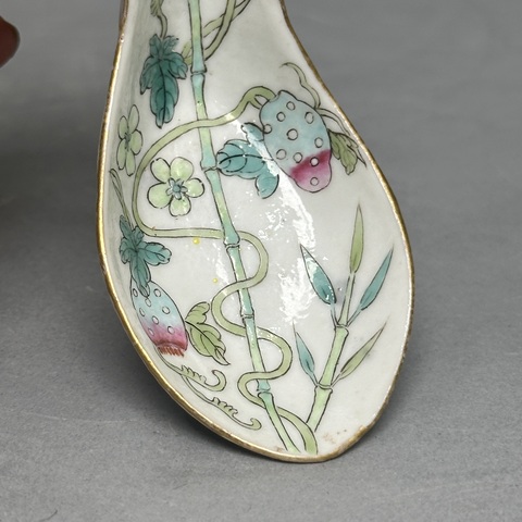 古玩陶瓷竹蝶癩瓜紋粉彩湯勺真品鑒賞圖