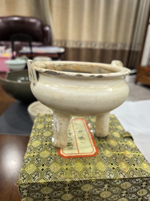 古玩陶瓷登封窯白釉雙耳三足爐真品鑒賞圖