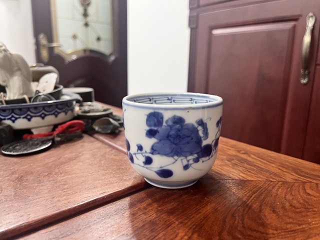 古玩陶瓷花蝶紋青花杯真品鑒賞圖