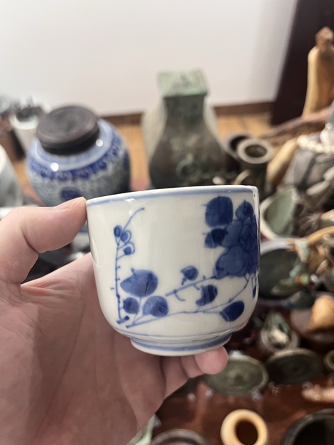 古玩陶瓷花蝶紋青花杯真品鑒賞圖
