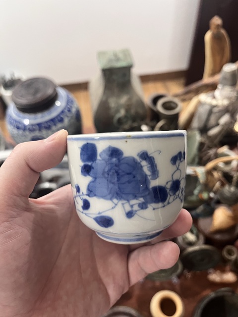 古玩陶瓷花蝶紋青花杯真品鑒賞圖