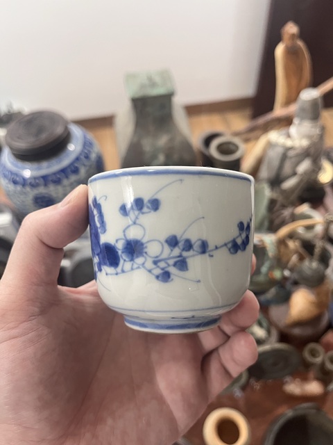 古玩陶瓷花蝶紋青花杯真品鑒賞圖