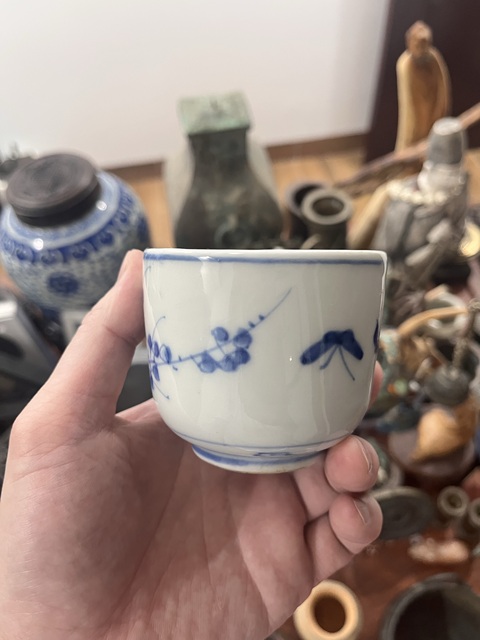 古玩陶瓷花蝶紋青花杯真品鑒賞圖