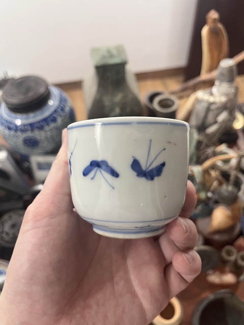 古玩陶瓷花蝶紋青花杯真品鑒賞圖