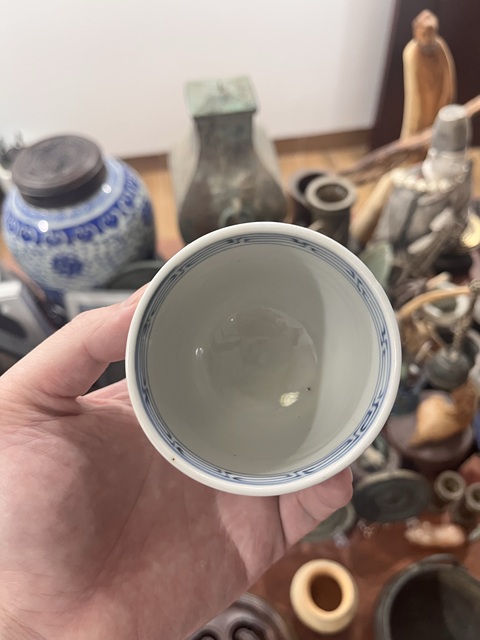 古玩陶瓷花蝶紋青花杯真品鑒賞圖