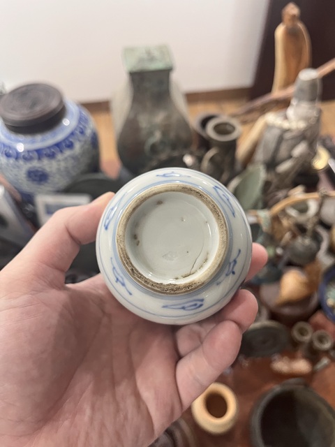 古玩陶瓷花蝶紋青花杯真品鑒賞圖