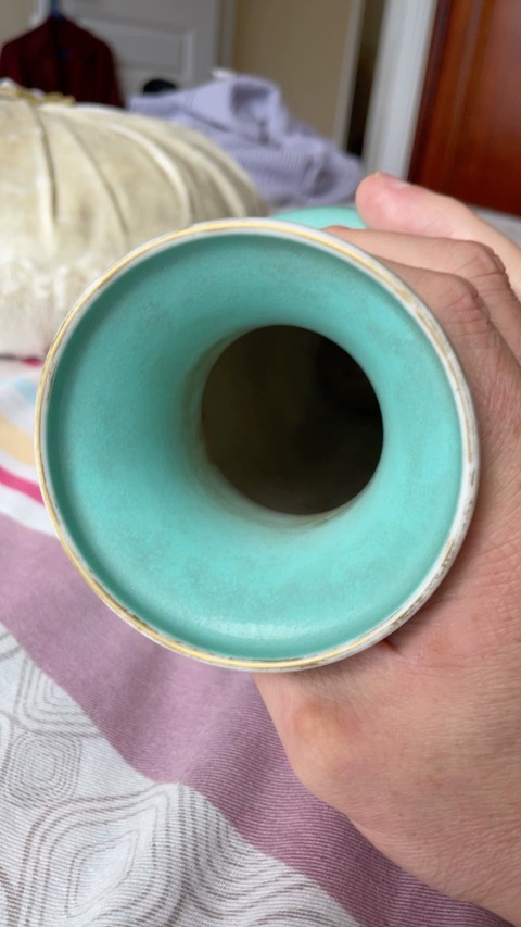 古玩陶瓷松石綠粉彩嬰戲圖盤口瓶真品鑒賞圖