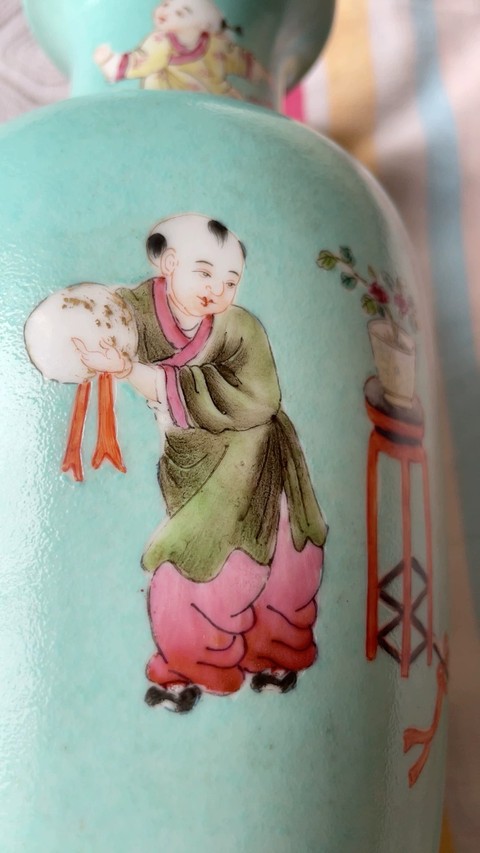 古玩陶瓷松石綠粉彩嬰戲圖盤口瓶真品鑒賞圖