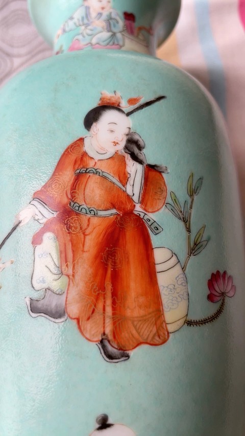 古玩陶瓷松石綠粉彩嬰戲圖盤口瓶真品鑒賞圖