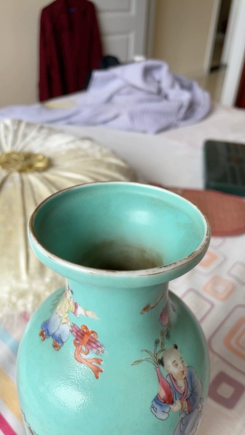 古玩陶瓷松石綠粉彩嬰戲圖盤口瓶真品鑒賞圖