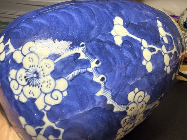 古玩陶瓷青花留白冰梅紋罐真品鑒賞圖