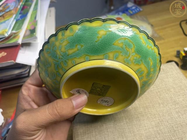 古玩陶瓷黃地綠彩龍紋盤真品鑒賞圖