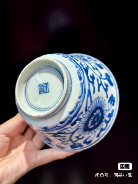 古玩陶瓷康熙菊花壓手杯真品鑒賞圖