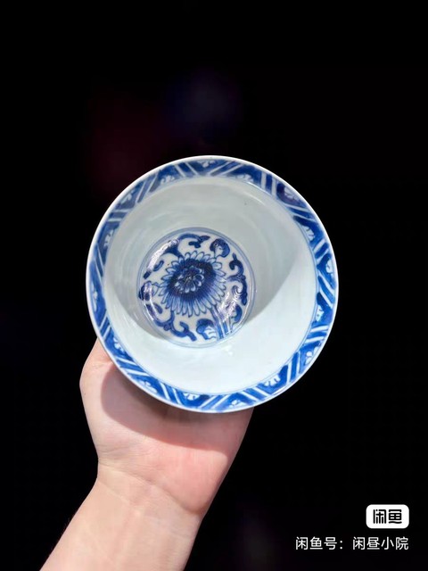 古玩陶瓷康熙菊花壓手杯真品鑒賞圖