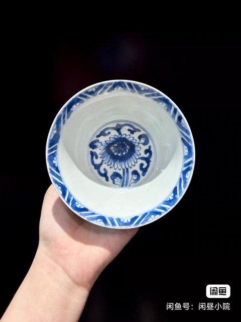 古玩陶瓷康熙菊花壓手杯真品鑒賞圖