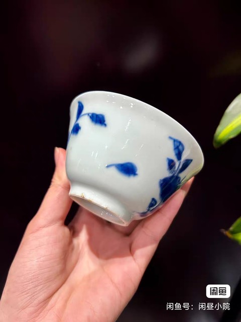 古玩陶瓷花卉紋青花杯真品鑒賞圖