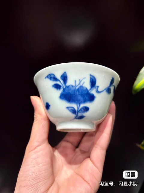 古玩陶瓷花卉紋青花杯真品鑒賞圖