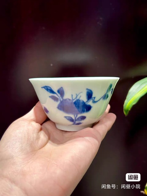 古玩陶瓷花卉紋青花杯真品鑒賞圖
