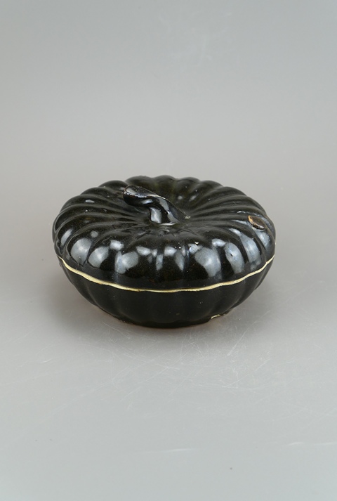 古玩陶瓷明末清初?黑釉南瓜蓋盒拍賣，當前價格299元