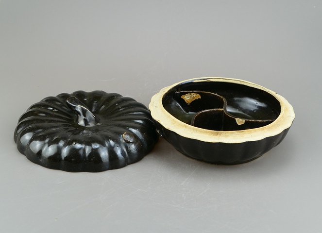 古玩陶瓷明末清初?黑釉南瓜蓋盒拍賣，當前價格299元