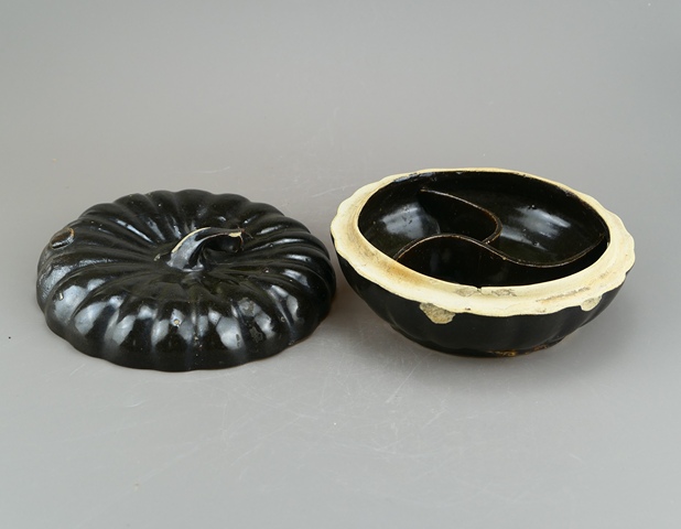 古玩陶瓷明末清初?黑釉南瓜蓋盒拍賣，當前價格299元