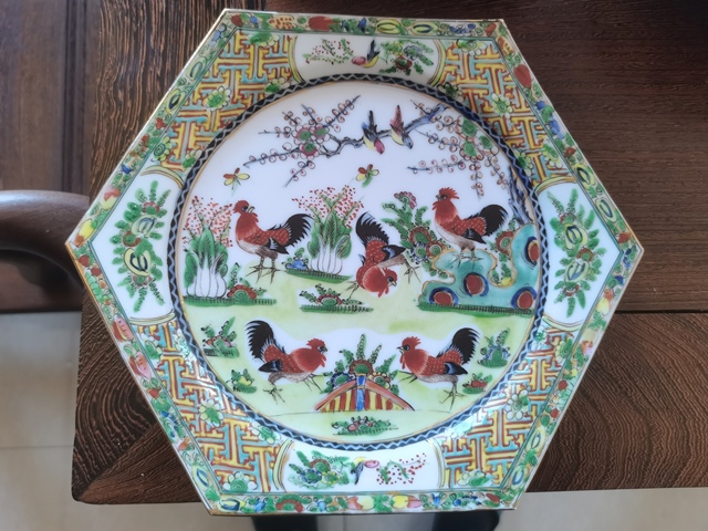 古玩陶瓷廣彩雞紋六方盤真品鑒賞圖