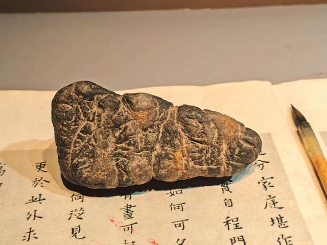 古玩雜項【文房雅物 】清代.林慮石鎮(筆架山、鎮紙、書壓)拍賣，當前價格666元