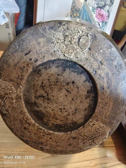 古玩陶瓷褐釉牡丹紋剔花罐真品鑒賞圖