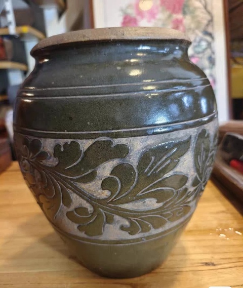 古玩陶瓷褐釉牡丹紋剔花罐真品鑒賞圖