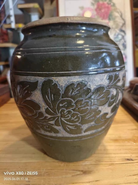 古玩陶瓷褐釉牡丹紋剔花罐真品鑒賞圖