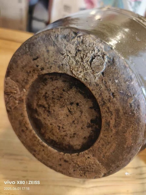 古玩陶瓷褐釉牡丹紋剔花罐真品鑒賞圖