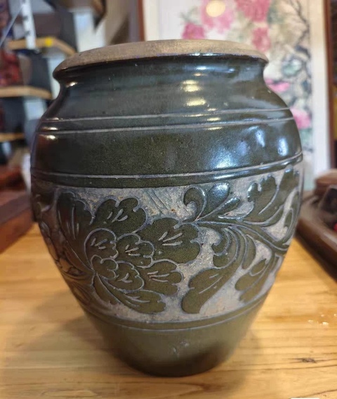 古玩陶瓷褐釉牡丹紋剔花罐真品鑒賞圖